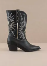 Bota texana negra con bordado de rayos blancos y detalle de estrella dorada.