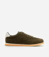 Championes de hombre de estilo retro, color verde oliva, con recortes en gamuza sintética, cierre con cordones y suela de goma con detalles en blanco y naranja.