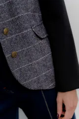 Blazer gris a cuadros con mangas largas negras.