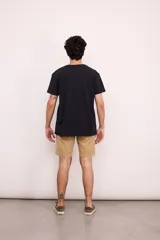 Camiseta negra de manga corta con logo Brixton estampado en el pecho en color celeste.