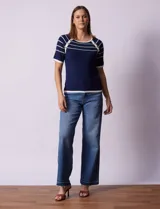 Buzo azul de tejido acanalado marca Rio & Rian. Tiene escote a la base y apliques de botones en la sisa.