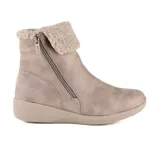 Bota corta Skechers Arya New Rumor color beige, con forro de sherpa, plantilla Air Cooled Memory Foam, cierre lateral con cremallera y suela con tracción de goma flexible.