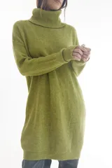 Vestido sweater largo de punto color verde oliva, con cuello alto y mangas largas.