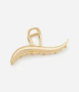 Pinza para el pelo dorada con forma ondulada. Accesorio de metal para sujetar el cabello.