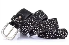 Cinto negro con tachas plateadas en forma de estrellas y círculos, con hebilla metálica plateada.