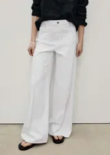 Pantalón de jean blanco de corte wideleg, con tiro alto y dos bolsillos frontales de parche.