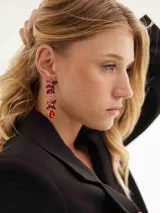 Aros colgantes con tres cristales facetados de diferentes tamaños y colores: fucsia, rosa y rojo.