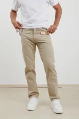 Pantalón verde de corte regular, fabricado en material cómodo y versátil.