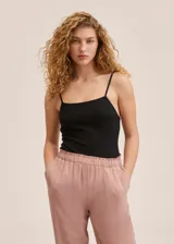 Pantalón fluido color rosa viejo, con cintura elastizada y bolsillos laterales.