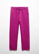 Pantalón crop de lino color marrón, con corte jogger, tiro medio, cintura elástica con lazo, bolsillos laterales y traseros. Con forro interior.