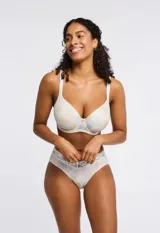 Panty corte hipster de lycra blanca con estampado floral y borde de encaje.