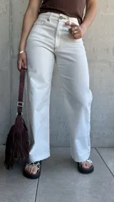 Pantalón jean color natural, de corte recto y pierna ancha.