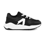 Championes negros con detalles en blanco, de estilo casual y deportivo.