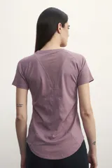 Remera deportiva de poliéster color negro con cuello redondo y mangas cortas.
