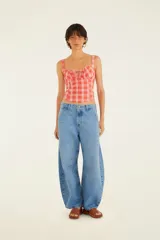 Pantalón de jean azul de corte amplio.