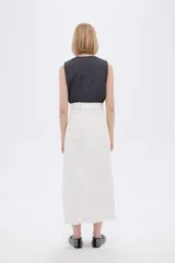 Falda midi de jean color blanco, con corte evasé y ruedo desflecado.