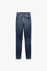 Jeans skinny de tiro alto en denim azul oscuro, con cinco bolsillos y cierre frontal con cremallera y botón metálico.
