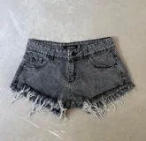 Short de jean gris con efecto lavado y terminación desflecada.