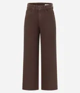 Pantalón recto cropped color marrón, confeccionado en sarga de algodón, con trabillas en la cintura, cierre con botón y cremallera, bolsillos delanteros y traseros.