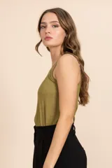Musculosa color verde oliva, de corte recto y breteles anchos.