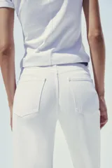 Pantalón de jean gris de tiro alto, corte mom fit, con cinco bolsillos y cierre frontal con cremallera y botón metálico.
