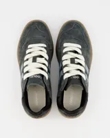 Championes urbanos Coolway modelo Goal, color gris con detalles en celeste, marrón y negro. Confeccionados en serraje suave, con cordones bicolor intercambiables, puntera reforzada y suela flexible de goma y caucho.