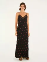 Vestido largo negro con estampado de rosas rojas, breteles finos y escote en V con encaje.