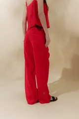 Pantalón de lino rústico color blanco, de calce recto y tiro medio. Tiene bolsillos delanteros y traseros.
