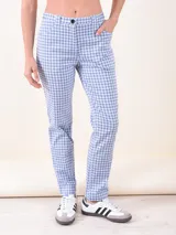 Pantalón de cuadros en azul claro con diseño de corte ajustado y cintura alta.