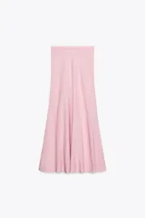 Falda midi de punto color rosa, con cintura elástica.