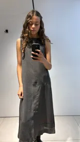Vestido largo celeste de lino, corte recto y sin mangas, con dos líneas bordadas en el ruedo.