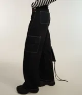Pantalón wide leg de mujer marca Blue Steel, color negro, confeccionado en sarga de algodón. Cuenta con cintura fija con trabillas, cierre de cremallera, bolsillos laterales y bolsillo cargo incorporado.