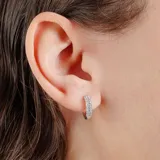 Aros tipo argolla plateados con incrustaciones de strass.