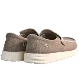 Zapato tipo mocasín slip-on Hey Dude modelo Mikka Braided, color marrón tejido, con suela blanca y forro estampado.