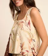 Blusa sin mangas confeccionada en viscosa y lino, con escote cuadrado, estampado de hojas y botones laterales.