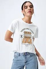Remera negra de algodón con estampado blanco de un edificio de estilo oriental y texto en inglés y japonés.