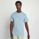Remera de hombre color celeste, de corte slim fit y cuello redondo.