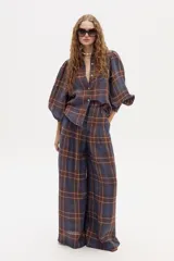 Pantalón culotte a cuadros azul y marrón, de tiro alto y corte ancho.