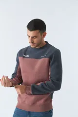 Buzo de algodón para hombre, con corte regular, mangas largas y diseño color block en gris y rosa.