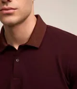 Polo de manga corta color beige, confeccionada en algodón con cuello jacquard y ribete en las mangas.