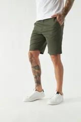 Bermuda color beige, de corte chino clásico, con bolsillos laterales y traseros, cierre con botón y cremallera, presillas para cinturón y logo bordado. Confeccionada en algodón y spandex.