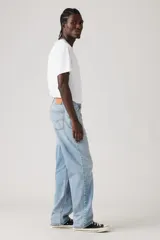 Pantalón de jean celeste de corte recto y holgado. Tiro medio, con bolsillos delanteros y traseros.