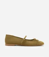 Zapatilla tipo bailarina color verde oliva, con puntera cuadrada, tira sobre el empeine con hebilla metálica y lazo decorativo en la punta.