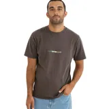 Remera negra de manga corta con cuello redondo y estampado pequeño en el pecho con la leyenda "Cosmic Rhythm".