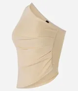 Blusa color beige claro, de poliéster y elastano, con escote asimétrico de un solo hombro, sin mangas, con fruncidos laterales y bajo asimétrico.