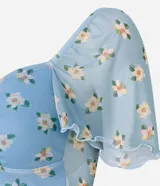 Blusa cropped de tule celeste con estampado floral, escote corazón, mangas cortas sueltas con acabado frufru y fruncido en el busto.