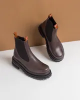 Bota Chelsea color marrón claro de cuero con elástico negro en los laterales y suela track.