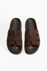Sandalias marrones con acabado cepillado suave, tira ancha, punta redondeada y plantillas preformadas.