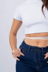 Remera corta color beige con escote en V y nudo frontal.