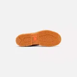 Bota de cuero color marrón con cordones y suela de goma.